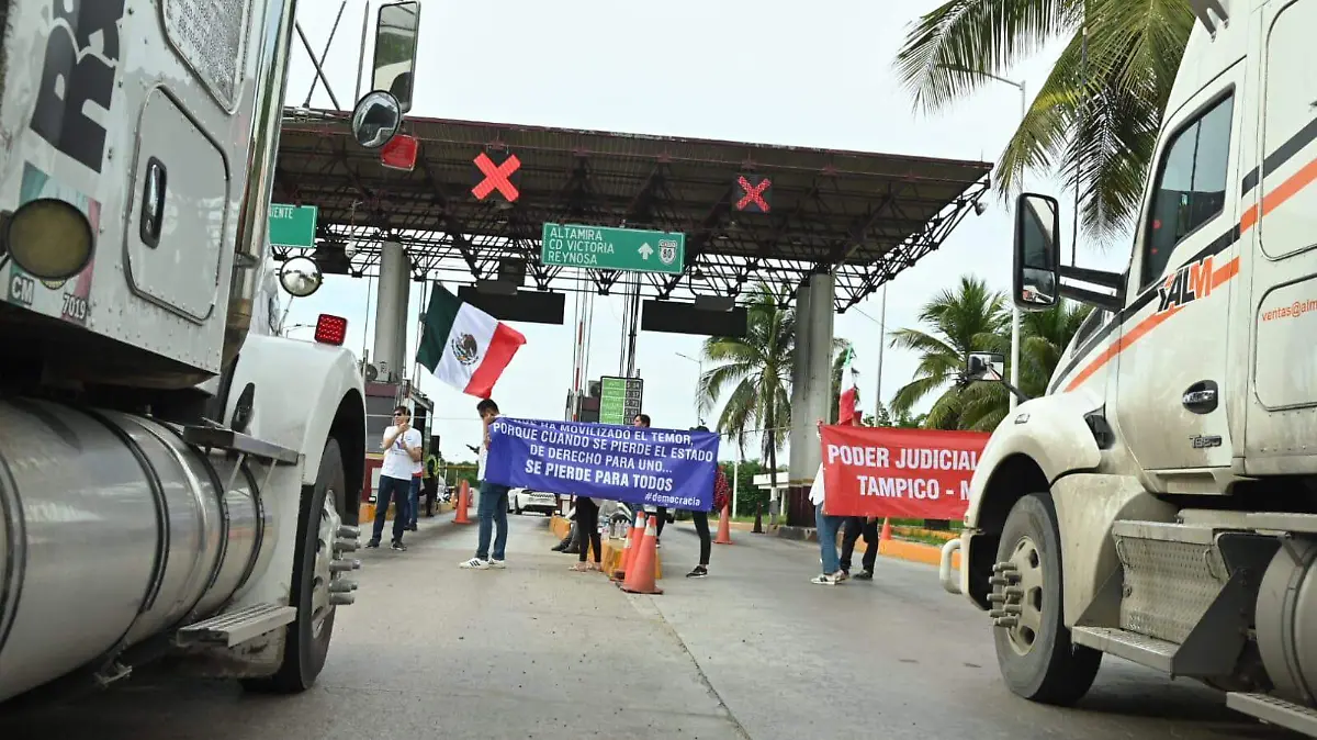 Trabajadores del Poder Judicial toman la caseta del Libramiento Poniente en Tampico
