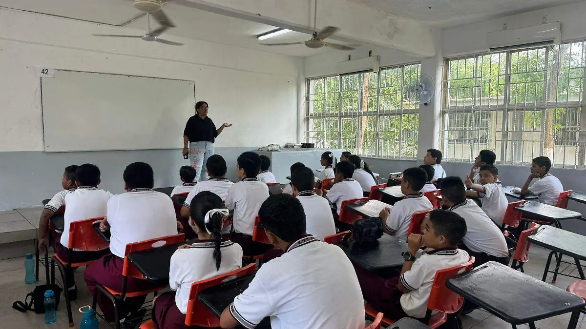 Otros estudiantes hacen mal usos de sus equipos móviles y redes sociales
