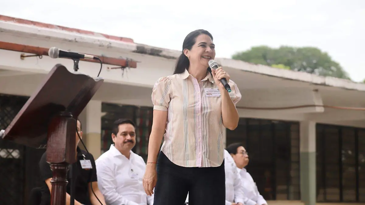 Entregó paquetes de libros a los estudiantes de 1°, 2° y 3° grado