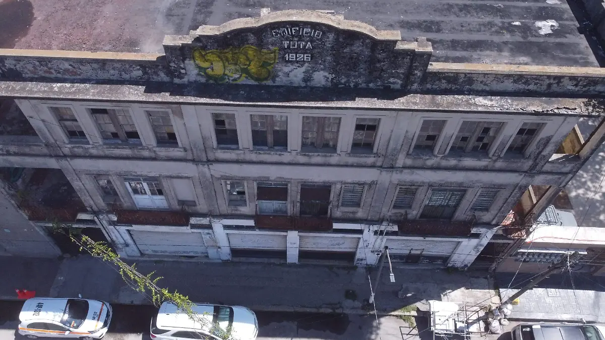 La humedad y flora invasiva han dañado muchas de las construcciones antiguas