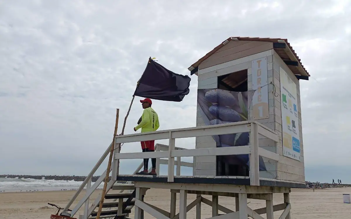 Frente frío 31 no espanta a visitantes de playa Miramar 