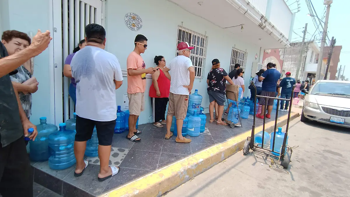 Hacen largas filas para conseguir agua purificada