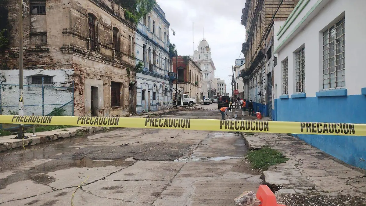 Mediante especialistas y con equipo de alta tecnología se hace la demolición de las partes afectadas del edificio