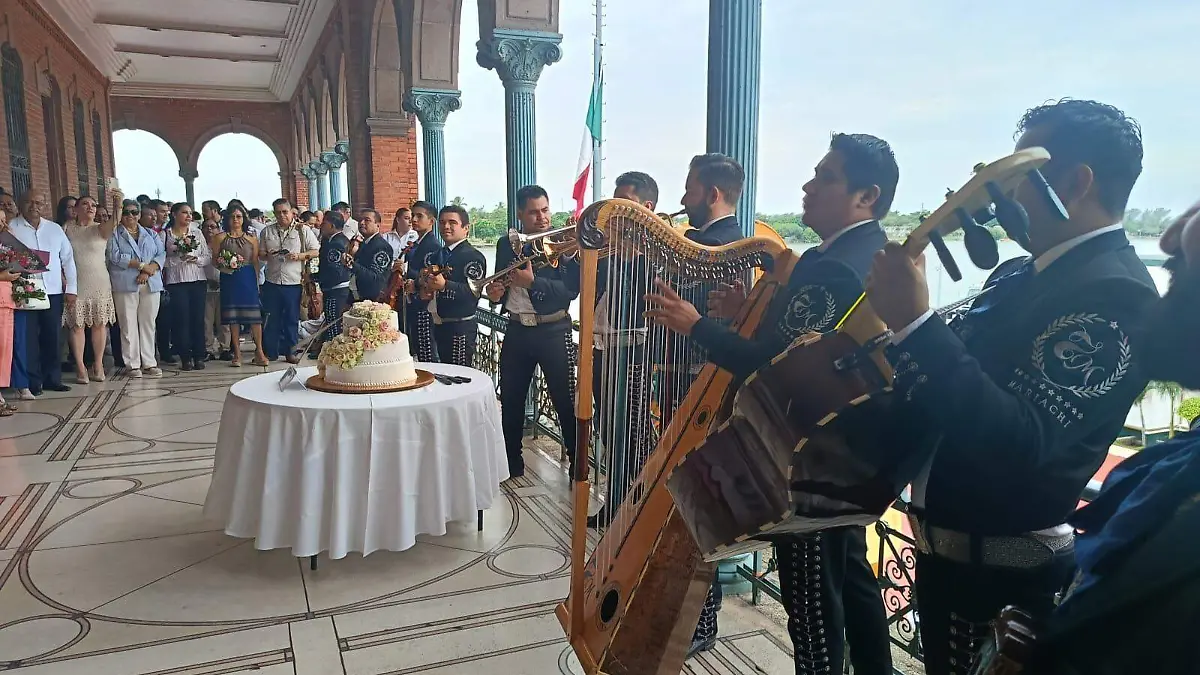 Además del corte de pastel para conmemorar el aniversario amenizado por mariachis que cantaron las mañanitas al puerto