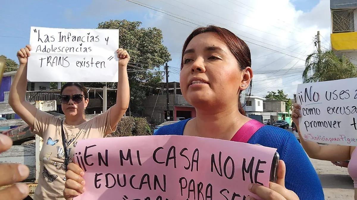 Madre de familia se manifiesta afuera de la escuela 
