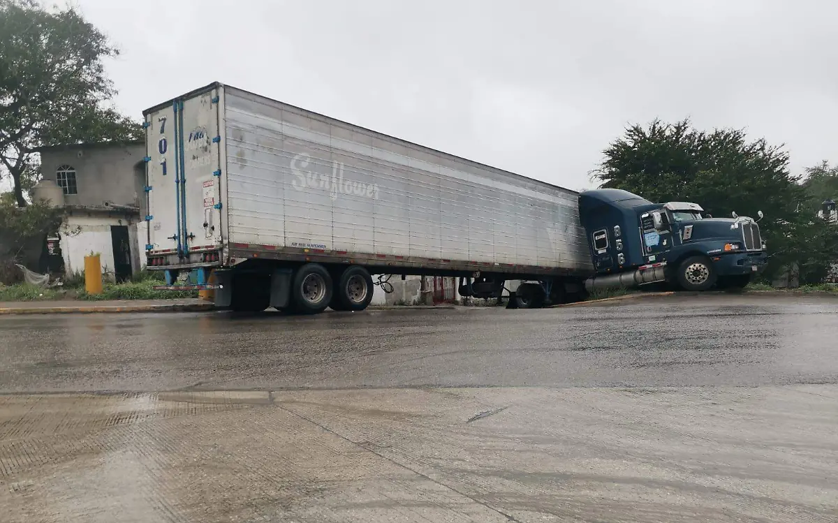 Tráiler con brócoli termina en accidente vial en libramiento de Pueblo Viejo en Veracruz