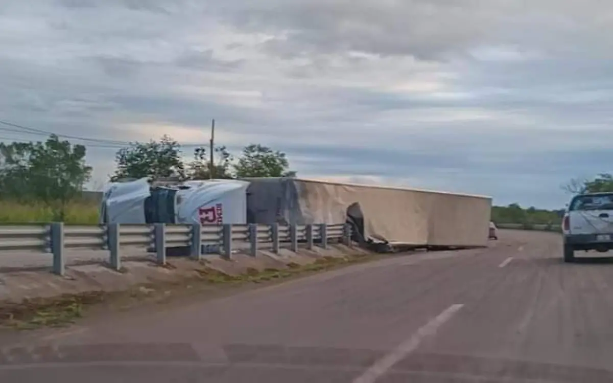 Aparatosa volcadura de tráiler en la carretera Valles-Tampico Protección Civil de Ébano