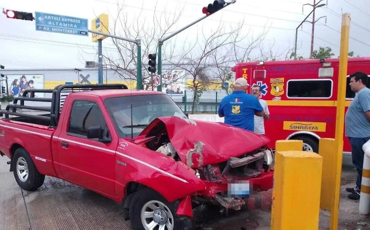 Choca contra poste y resulta lesionado 
