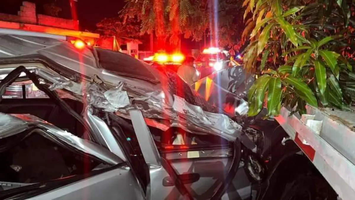 La camioneta Jeep Cherokee quedó completamente destrozada