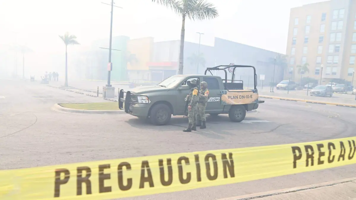Elementos del Ejército Mexicano activaron el plan DNIII para proteger a la población pero también evitar actos de rapiña en el incendio de Altamira