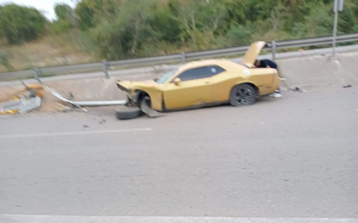 Destroza su Camaro al chocar en el Corredor Urbano Luis Donaldo Colosio de Altamira Bomberos Voluntarios de Altamira (2)