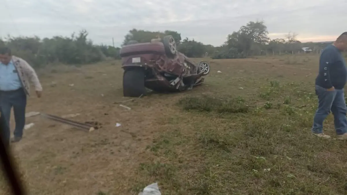 Volcadura en carretera deja una persona muerta 