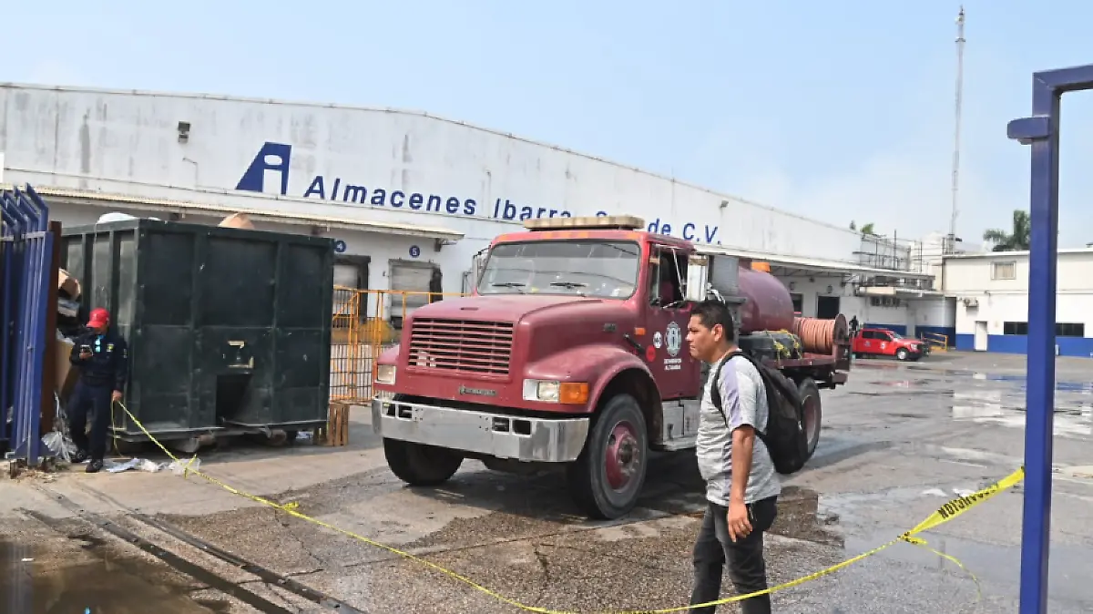 Continúan los trabajos para sofocar el fuego en Almacenes Ibarra de Altamira
