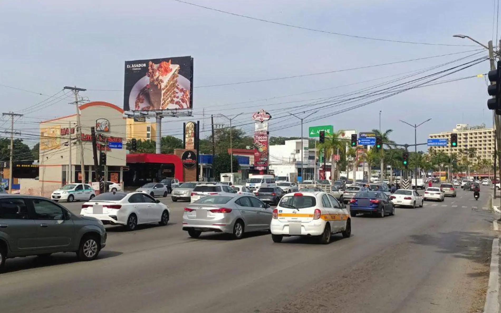 Un fuerte encontronazo en el que participaron tres vehículos dejó como saldo cuantiosos daños materiales, así como caos vial en la avenida Miguel Hidalgo, la vialidad más una transitada de Tampico