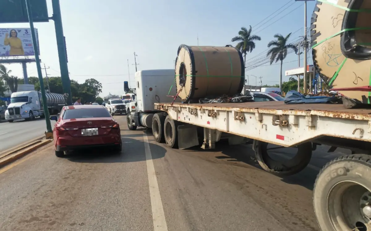 Caos en la Avenida de la Industria choque de dos tráileres y siete vehículos Rescate Voluntarios de Altamira (3)
