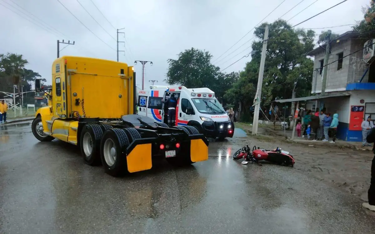 Motociclista choca contra tráiler en Pueblo Viejo 
