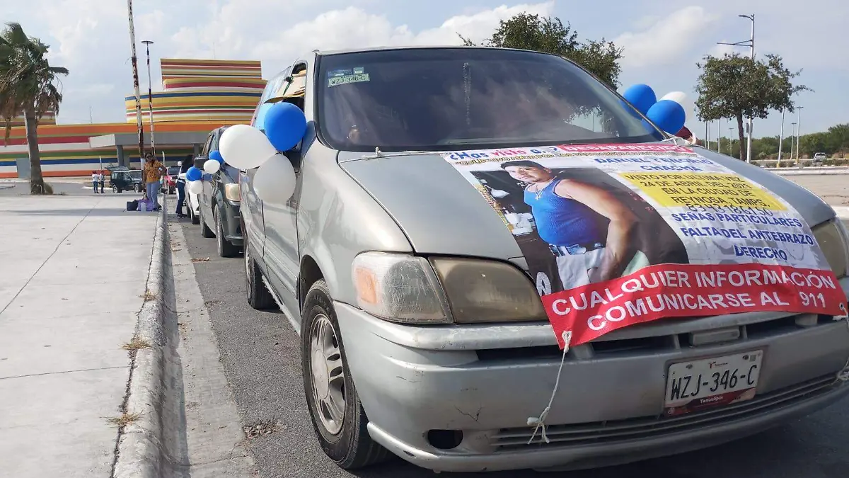 Portaban fotografías de sus parientes no localizados
