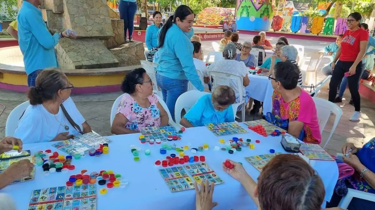 Abuelitos disfrutaron una tarde de lotería en Ozuluama, Veracruz Sistema DIF (2)