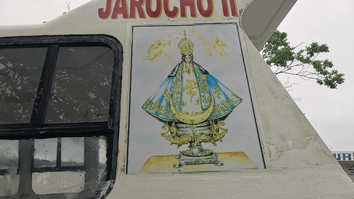 Exterior de la embarcación "Jarocho II" que presta el servicio de cruce de personas en el Paso del Humo