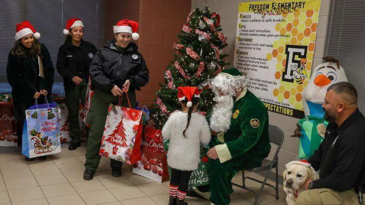 Santa verde llega con juguetes a Laredo, Texas