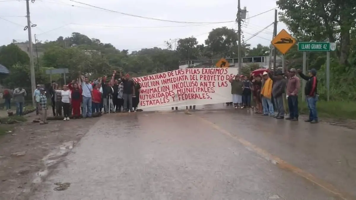 Manifestantes bloquean carretera en Chalma, Veracruz Protección Civil Regional  (1)