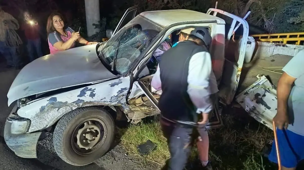 El abuelito aún herido tuvo que ser sacado de entre los fierros retorcidos