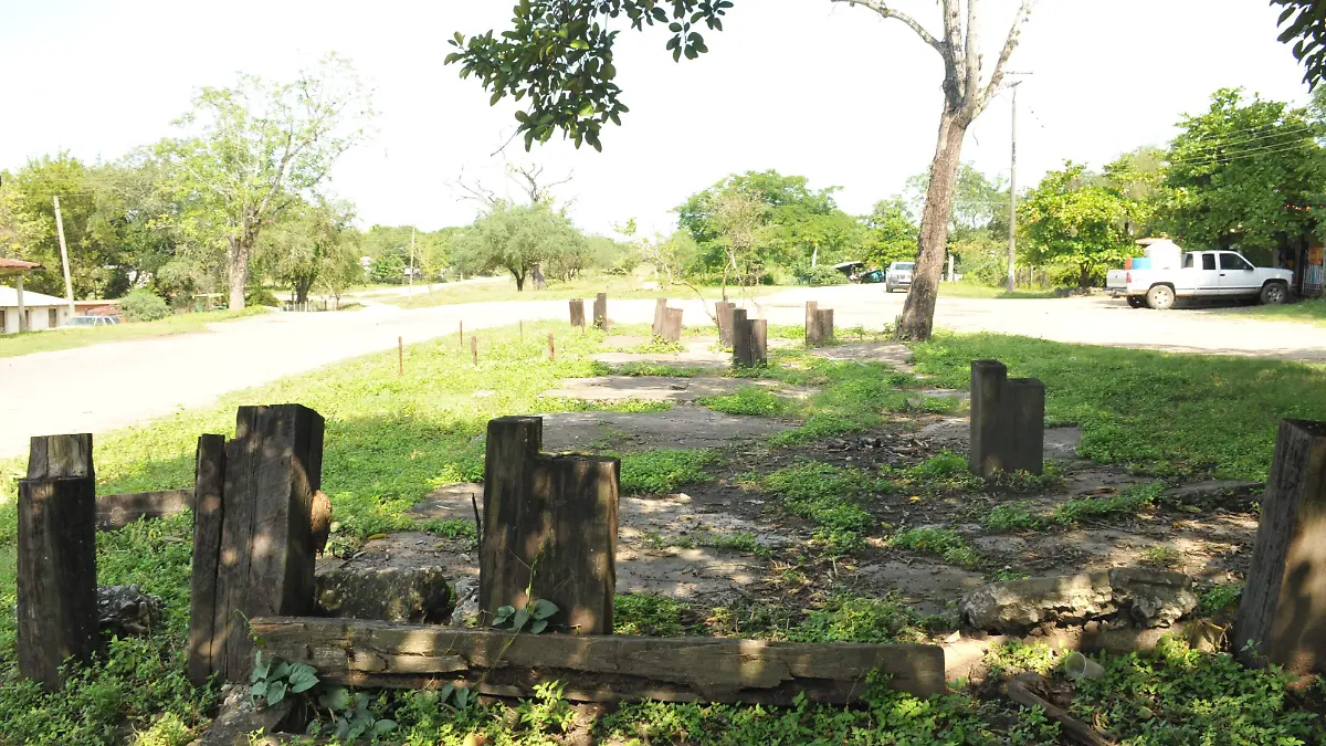 Los polines de la base de la estación en Mascareñas permanecen en su lugar 