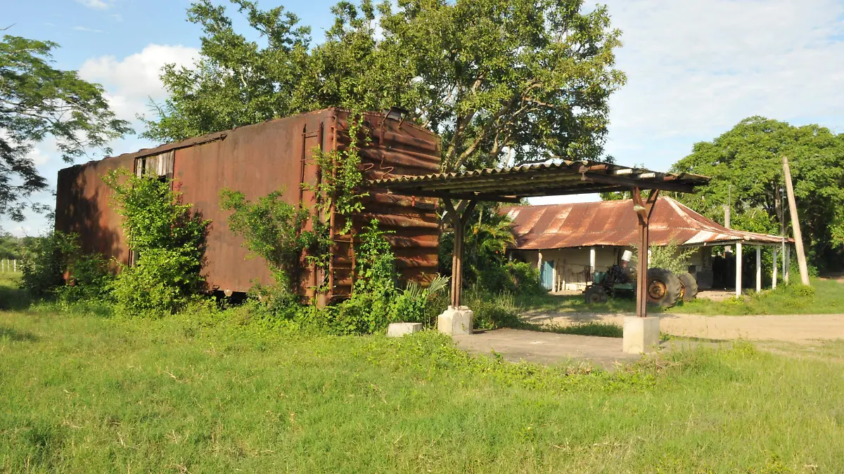 Un vagón metálico permanece en Estación Placetas 