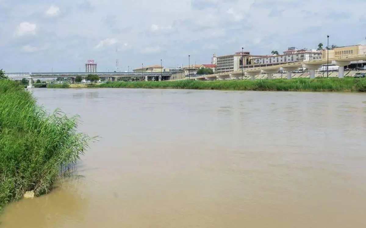 Crece el río Bravo, alertan sobre riesgos de intentar cruzarlo