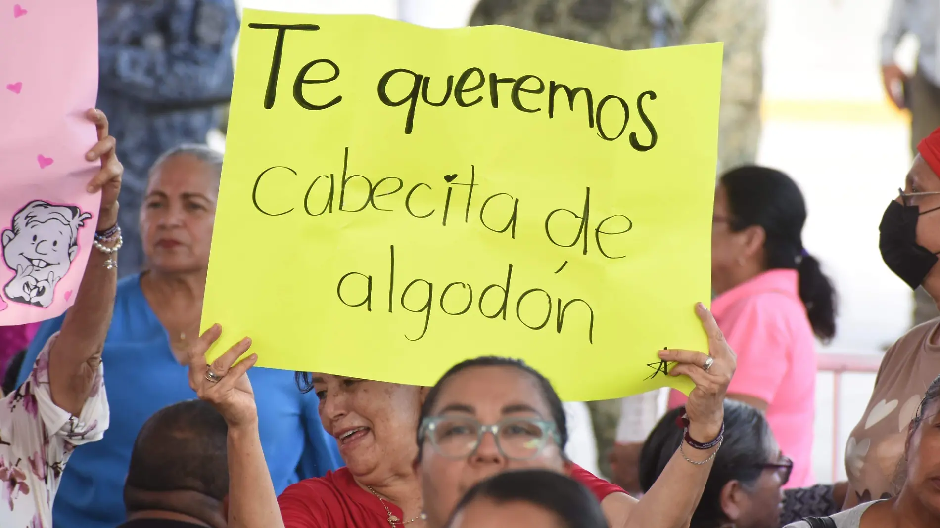 Aguardan al mandatario desde las 11:00 horas  bajo un calor de más de 37 grados centígrados