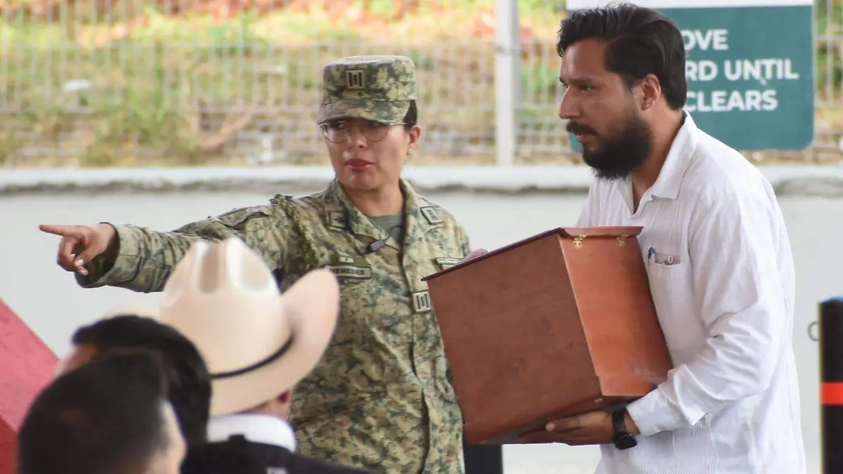 Los restos se exhibieron dentro de una caja de madera en el evento