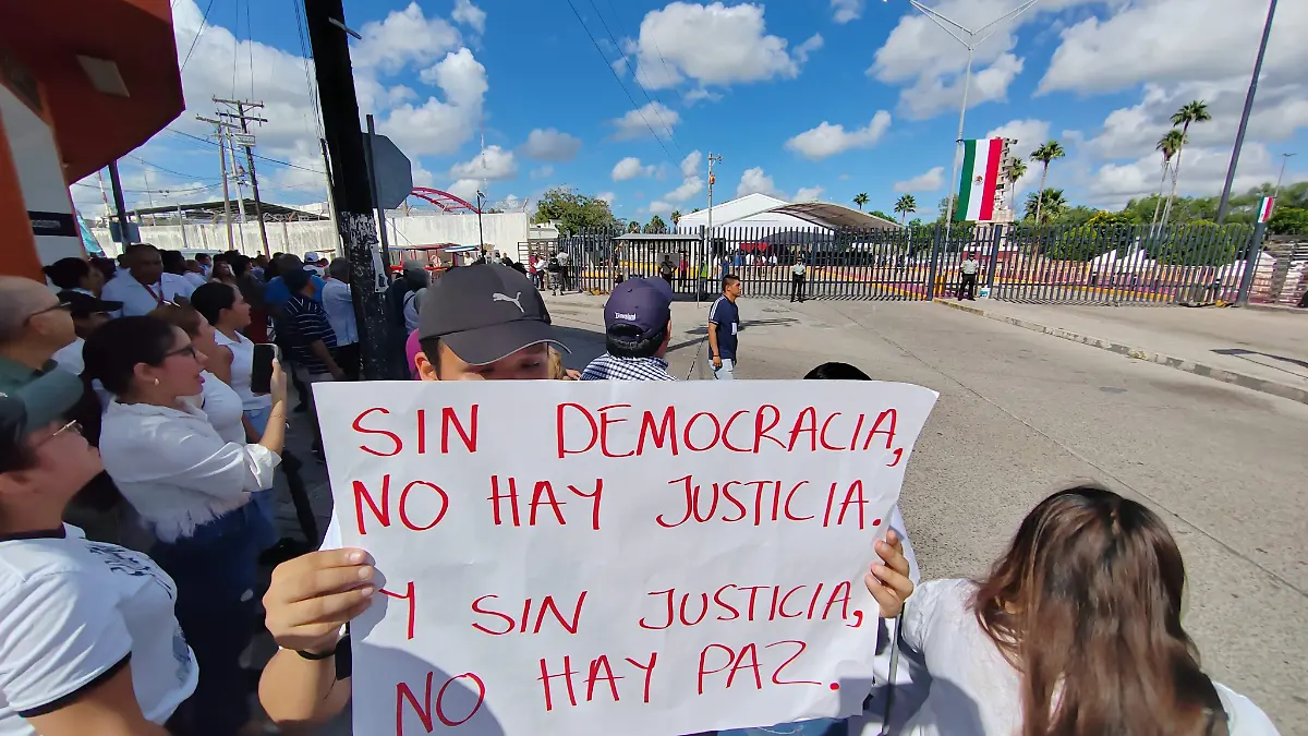 Con frases divididas como “Es un honor estar con Obrador” y “No es un honor estar con un dictador ” lo esperan en Matamoros