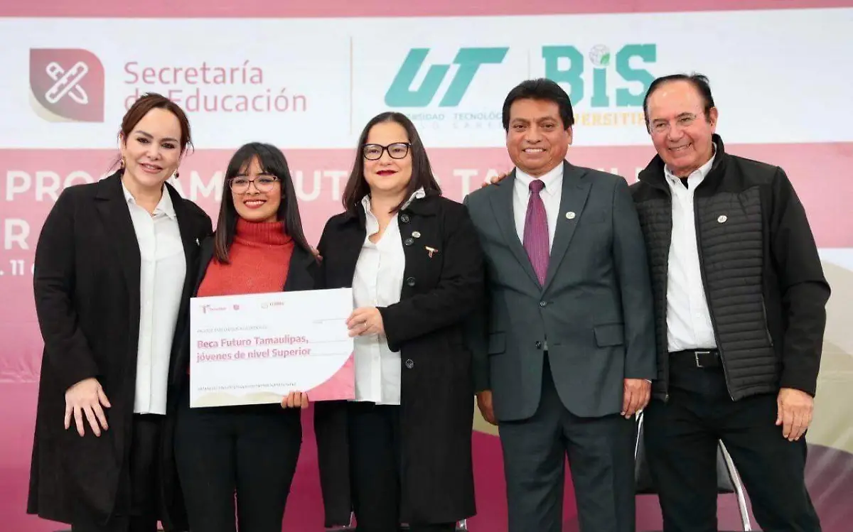 Entregan 500 becas a estudiantes en Nuevo Laredo