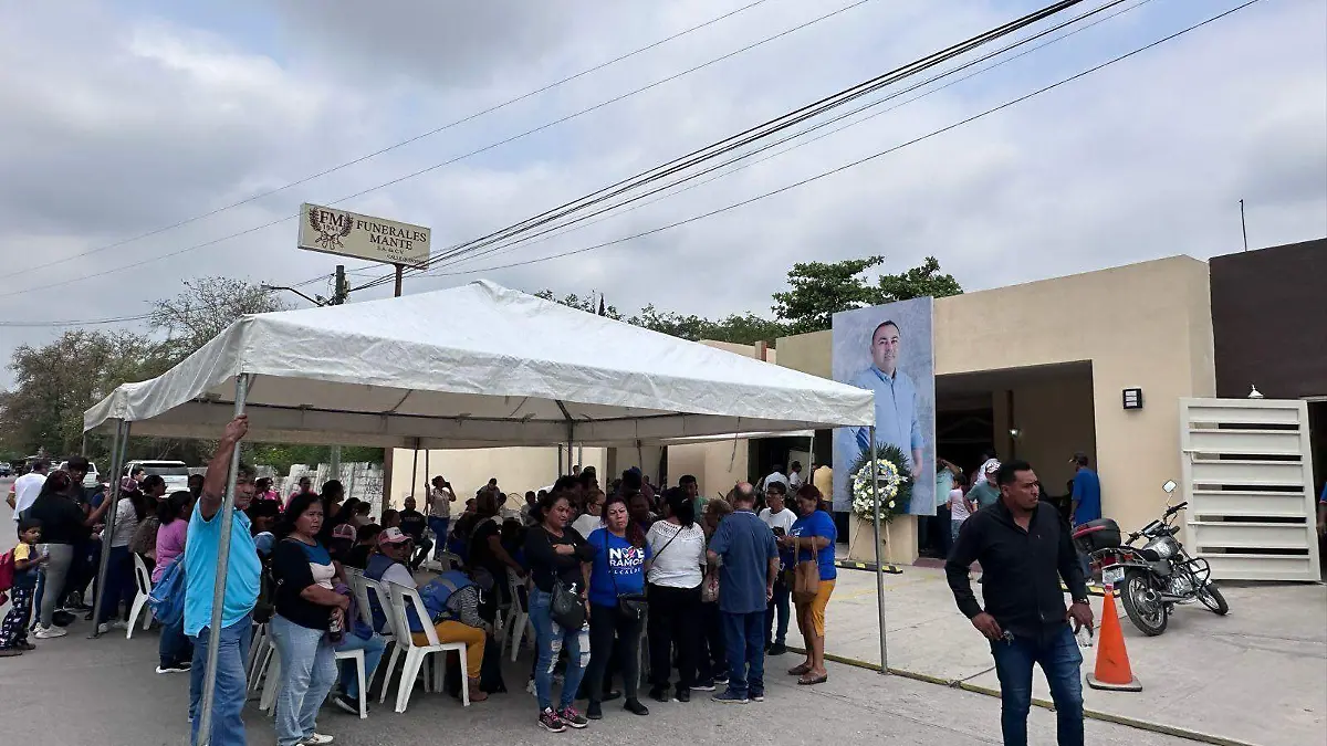 Cientos de Mantenses acuden a funeral de Noé Ramos Andrea Espinosa (4)