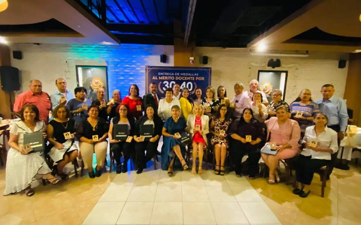 Entrega de medallas al mérito docente SNTE (1)