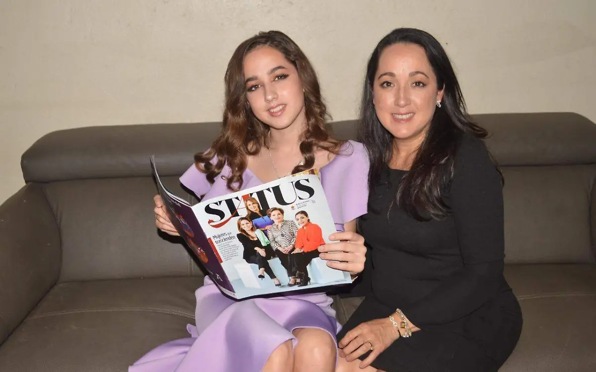 Sofia Blizzard y Lili de Blizzard, con el segundo numero de la revista  Status  Silvia Rangel
