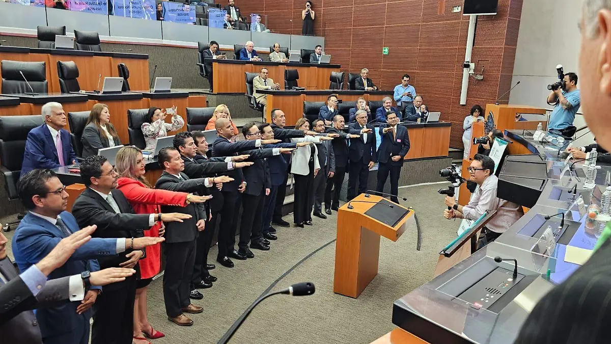 La toma de protesta, donde se reconoció al tamaulipeco, se realizó desde el Senado de la República