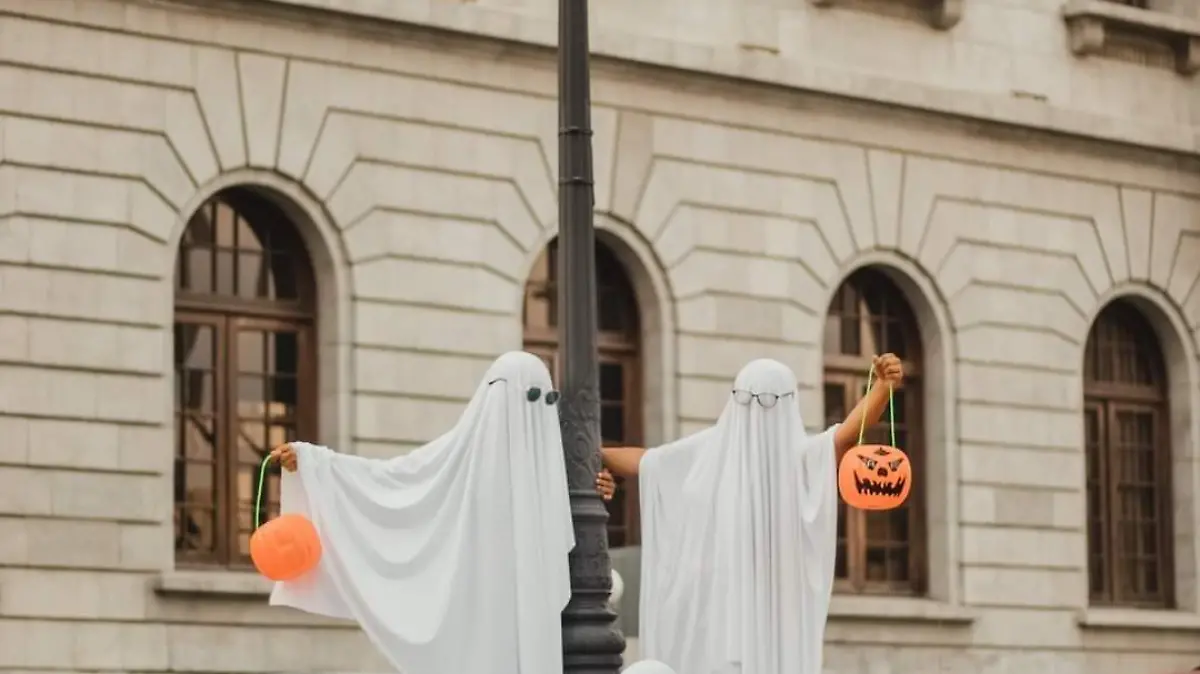 Divertida sesión de fotos de fantasmas en la Plaza de Armas de Tampico