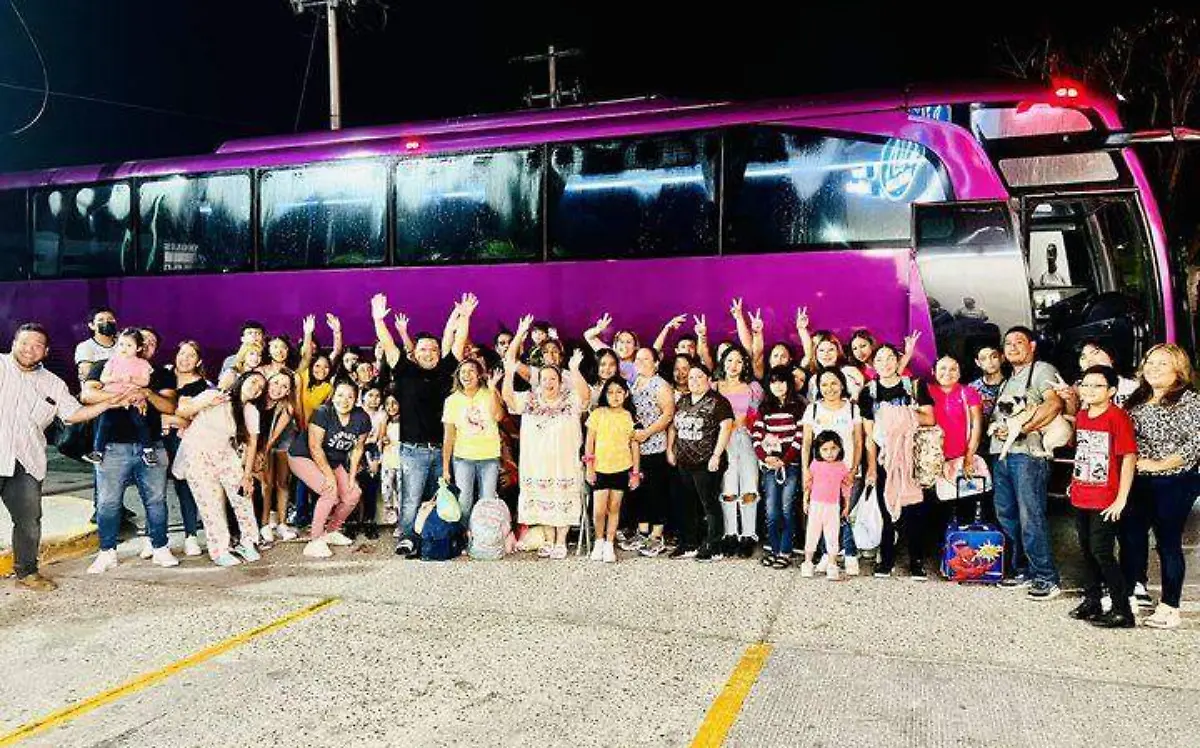 Negocio de antojitos mexicanos se fue de vacacaciones con todo y sus empleados 