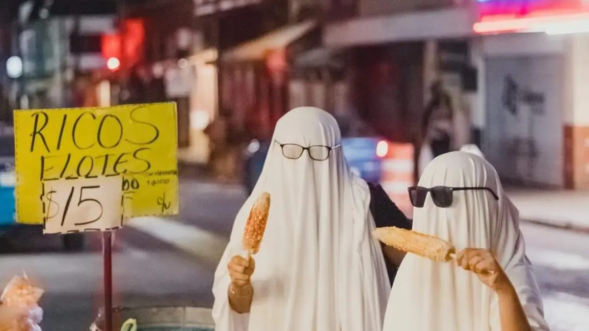 Divertida sesión de fotos de fantasmas en la Plaza de Armas de Tampico 