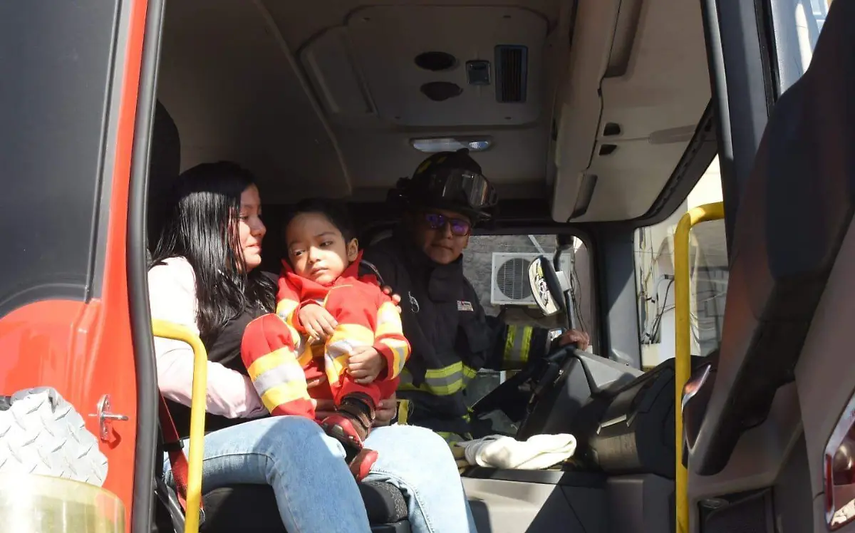 Liam Gael cumple su sueño con Bomberos de Madero 