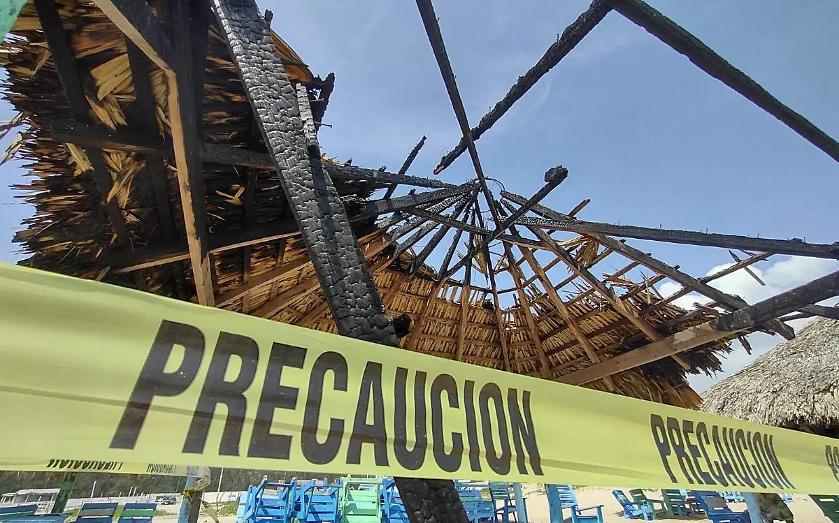Incendian palapas en playa Miramar durante la madrugada Juan Hernández
