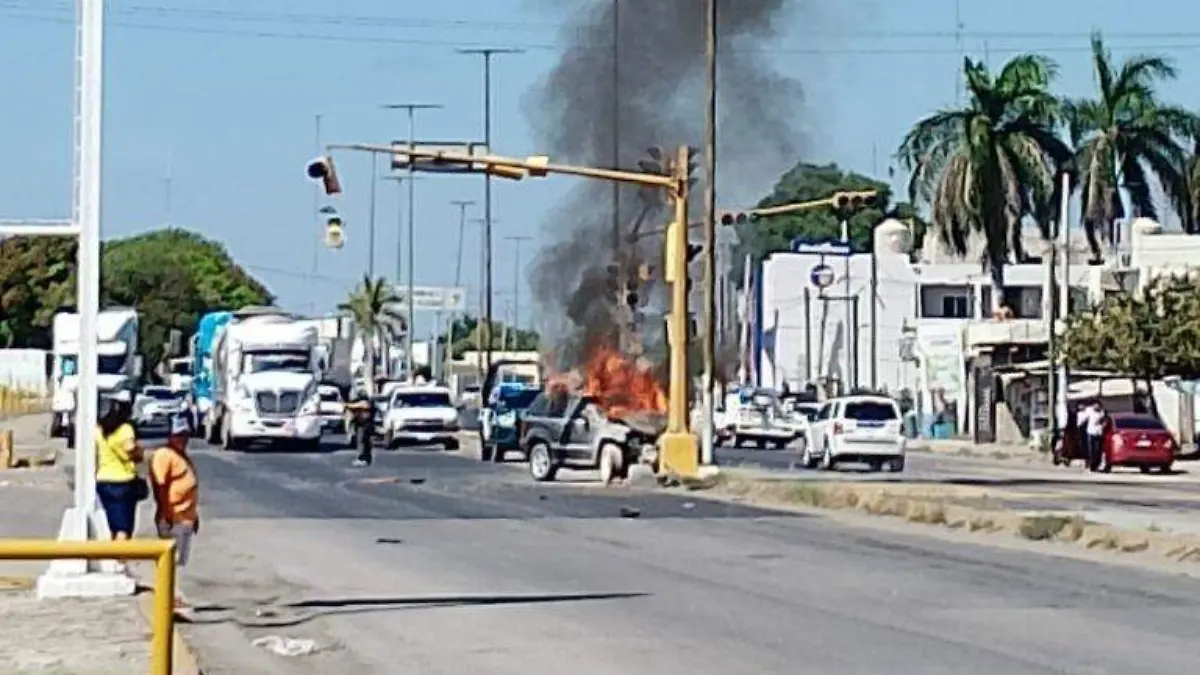 Camioneta se incendia en El Moralillo tras chocar contra semáforo 