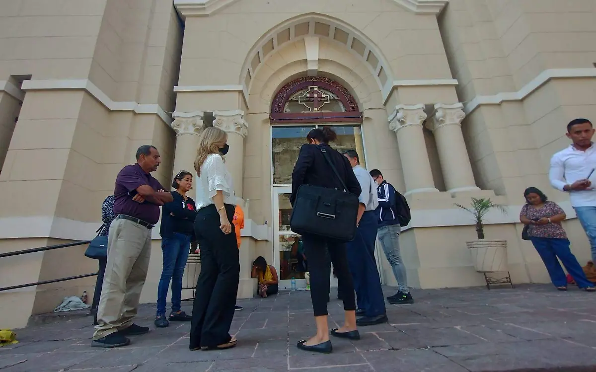 Alicia, quien dijo ser de Puebla, permaneció cuatro días afuera de una iglesia en Tampico Paulo Monsiváis