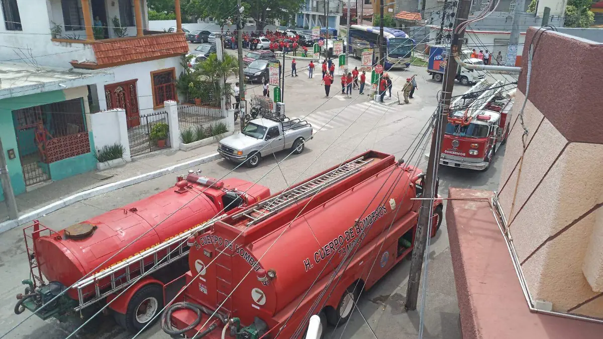 Incendio en la colonia Campbell causó momentos de pánico Bomberos de Tampico (1)