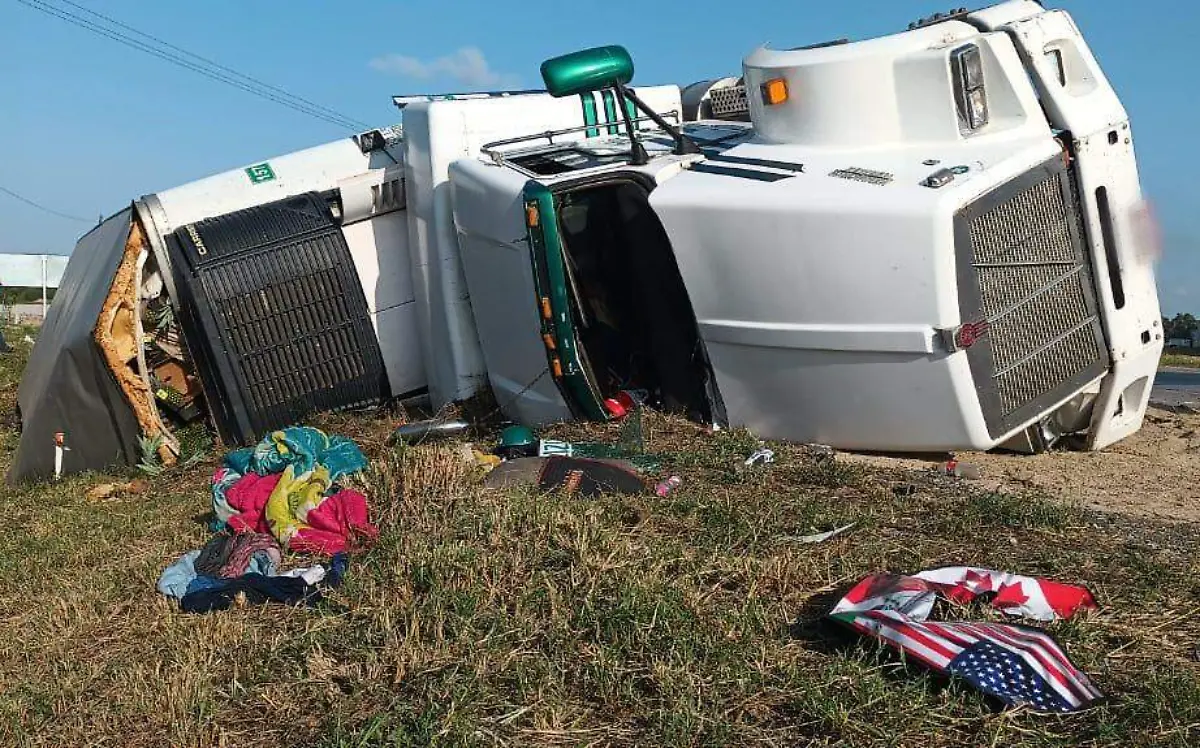 Con 25 toneladas de piñas, tráiler se vuelca en Altamira Miguel Díaz