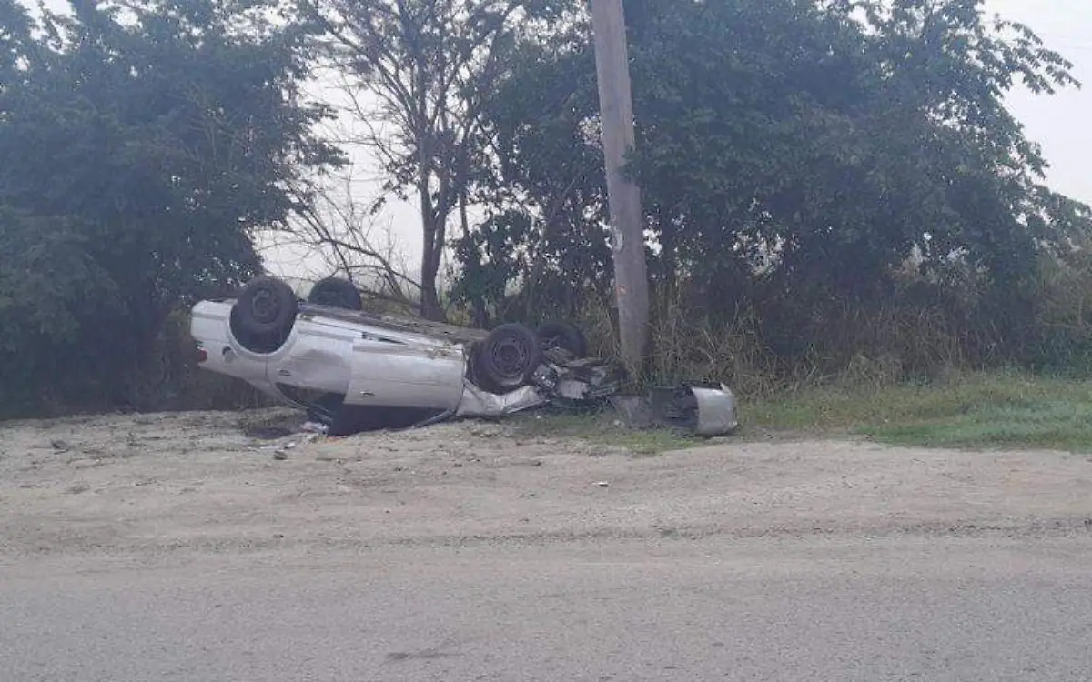 Volcadura en carretera de Pànuco deja dos lesionados  