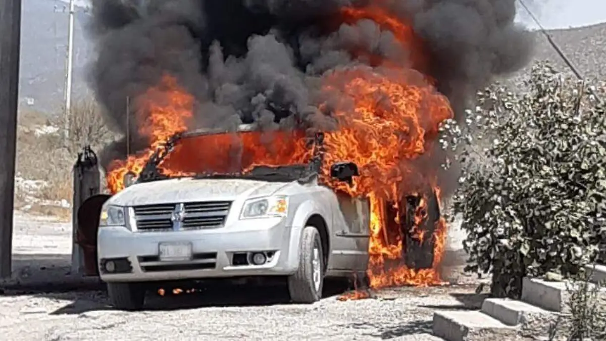 De acuerdo con las autoridades, el incendio de un automóvil ocurrió cerca de la carretera federal, en Tula