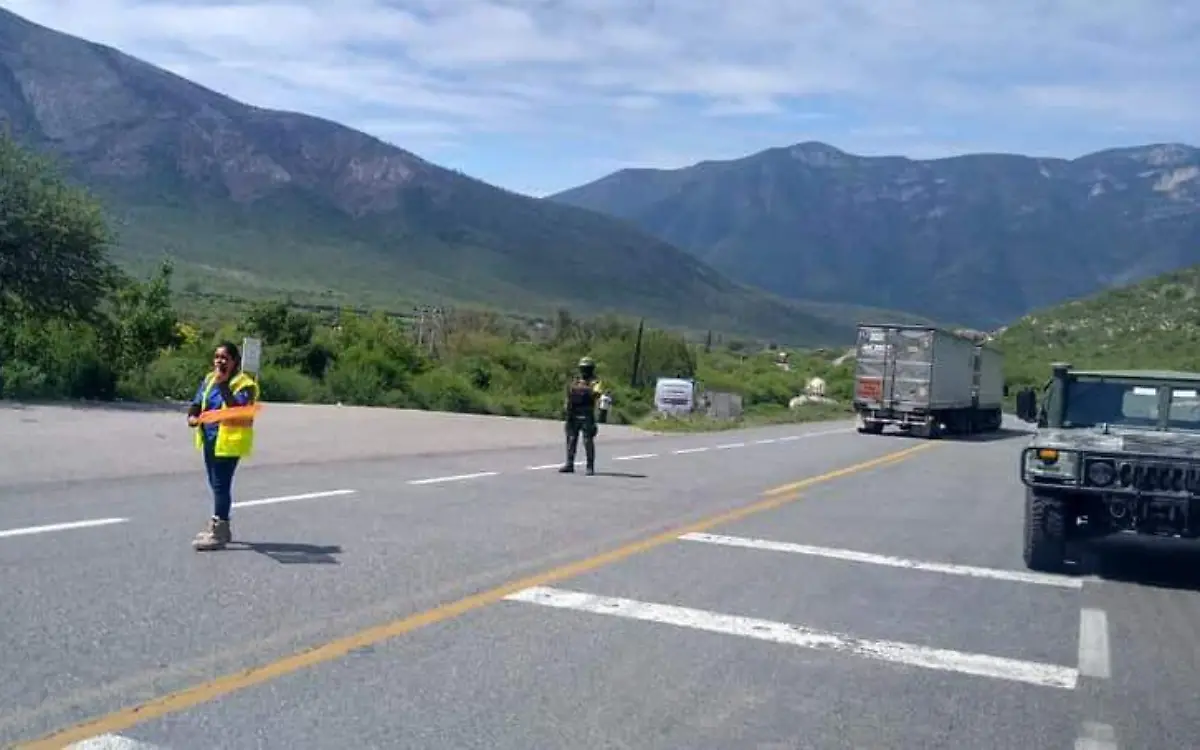 Abren circulación en carretera Jaumave tras volcadura de tráiler 