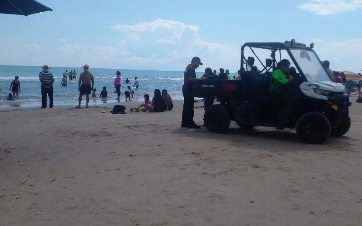 Guardavidas de Ciudad Madero rescatan a regiomontano de ahogarse en playa Miramar